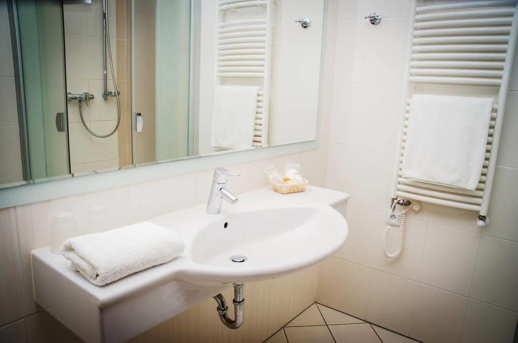 U Zvonu Hotel เปิลเซน ภายนอก รูปภาพ